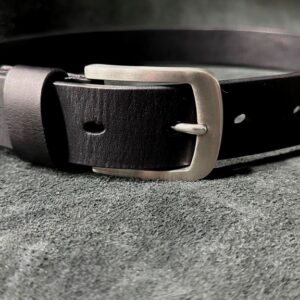 Шкіряний ремінь у чорному кольорі. Авторська робота.